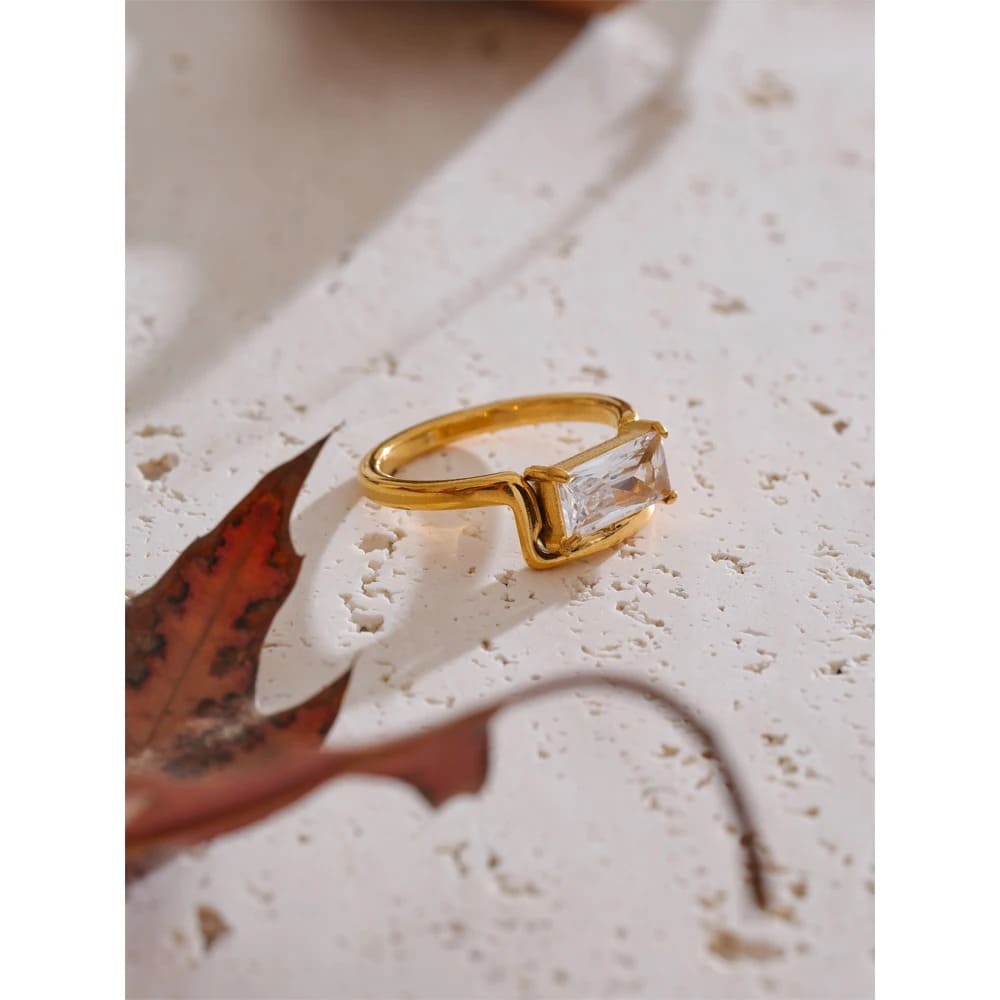 Anel Dourado com Zircônia Cúbica Retângulo
