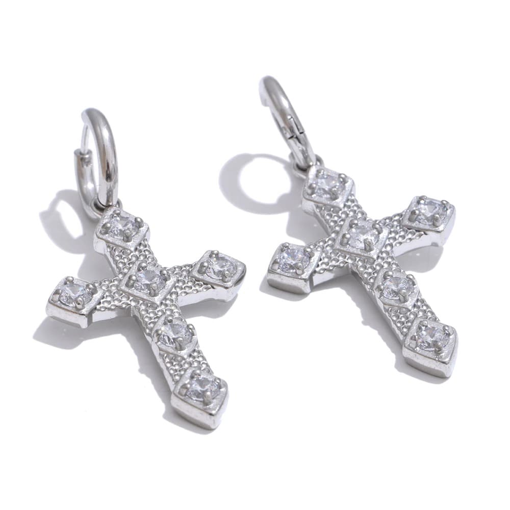 brincos com banho PVD
joias femininas aço inox
brincos leves e confortáveis
presente feminino delicado
joias minimalistas com brilho
acessórios dourados femininos
cruz com zircônia feminina
brincos de fé modernos
brincos estilo clássico religioso
brincos que não escurecem