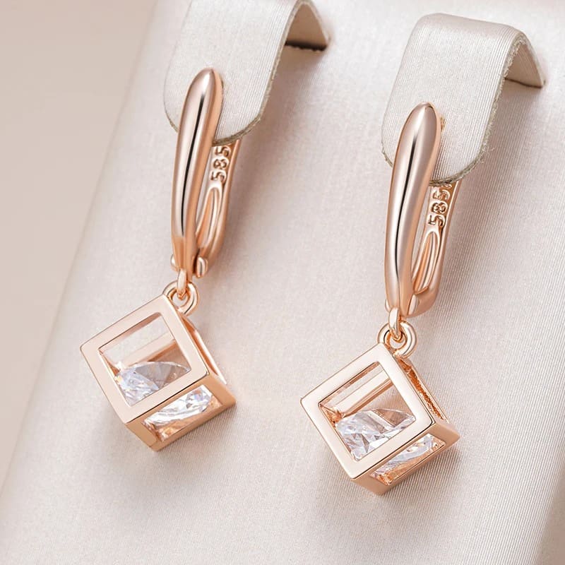 brinco Tiffany prata heart"
"brinco Vivara ouro 18k pequeno"
"brinco Pandora meia argola"
"brinco H.Stern diamante folheado"
"brinco Cartier Love dupê"
"brinco Swarovski cristal brilhante"
"brinco Maria Filó grande dourado"
"brinco Vivante banhado a ouro"