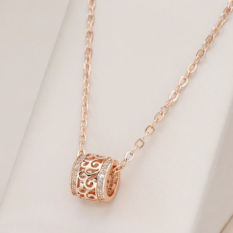 Accessorize – Colares temáticos e descolados.
Zara (Zara Jewelry) – Peças da moda por temporada.
Forever 21 – Joias jovens e baratas.
Maria Filó – Marcante por colares grandes e chamativos.
Chic Jewelry – Joias banhadas a ouro com preços acessíveis.