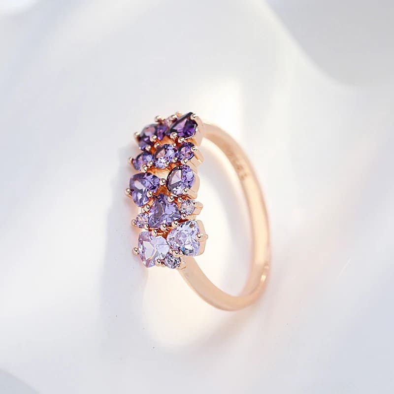Anel de compromisso em ouro rosa com pedra colorida
Aliança de noiva diferente zircônia roxa
Anel romântico para presentear mulher
Jóia minimalista ouro rosa 585
Anel de noiva elegante e acessível