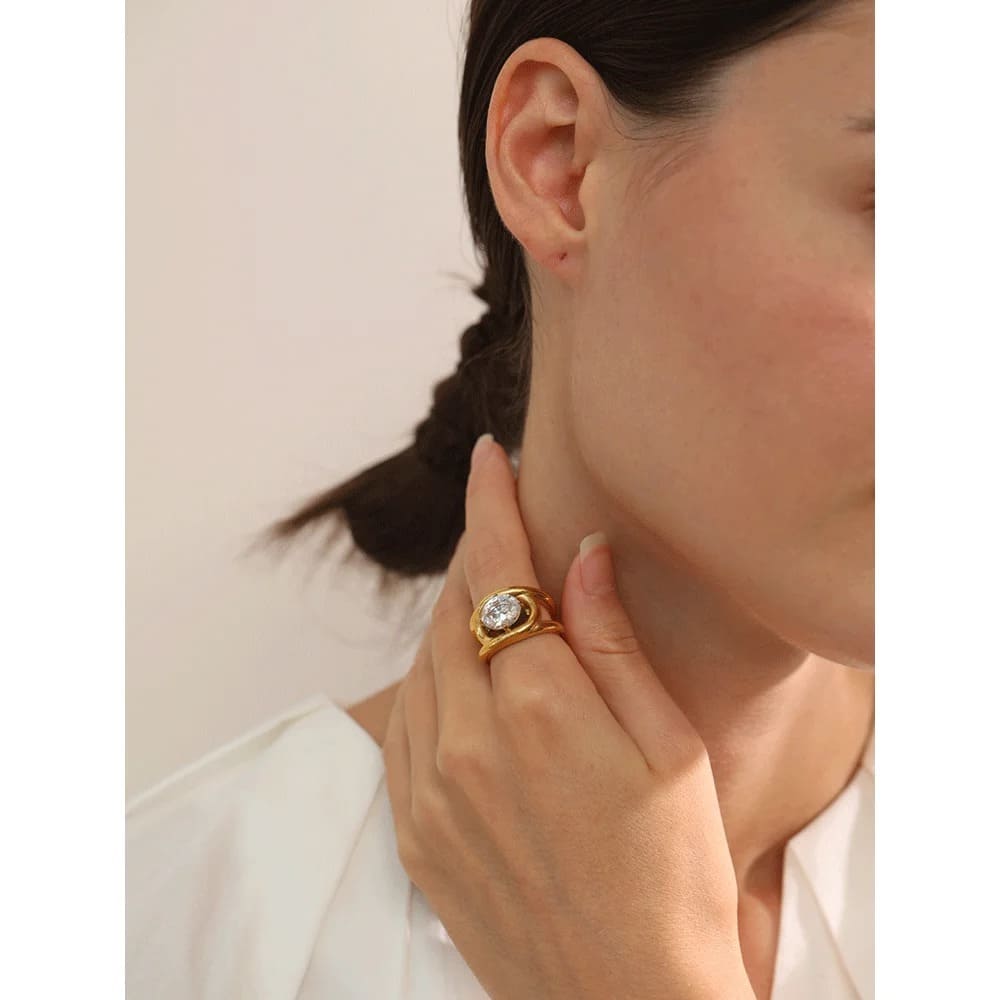 Anel Feminino de Aço Inoxidável Banhado a Ouro PVD com Zircônia Cúbica AAA