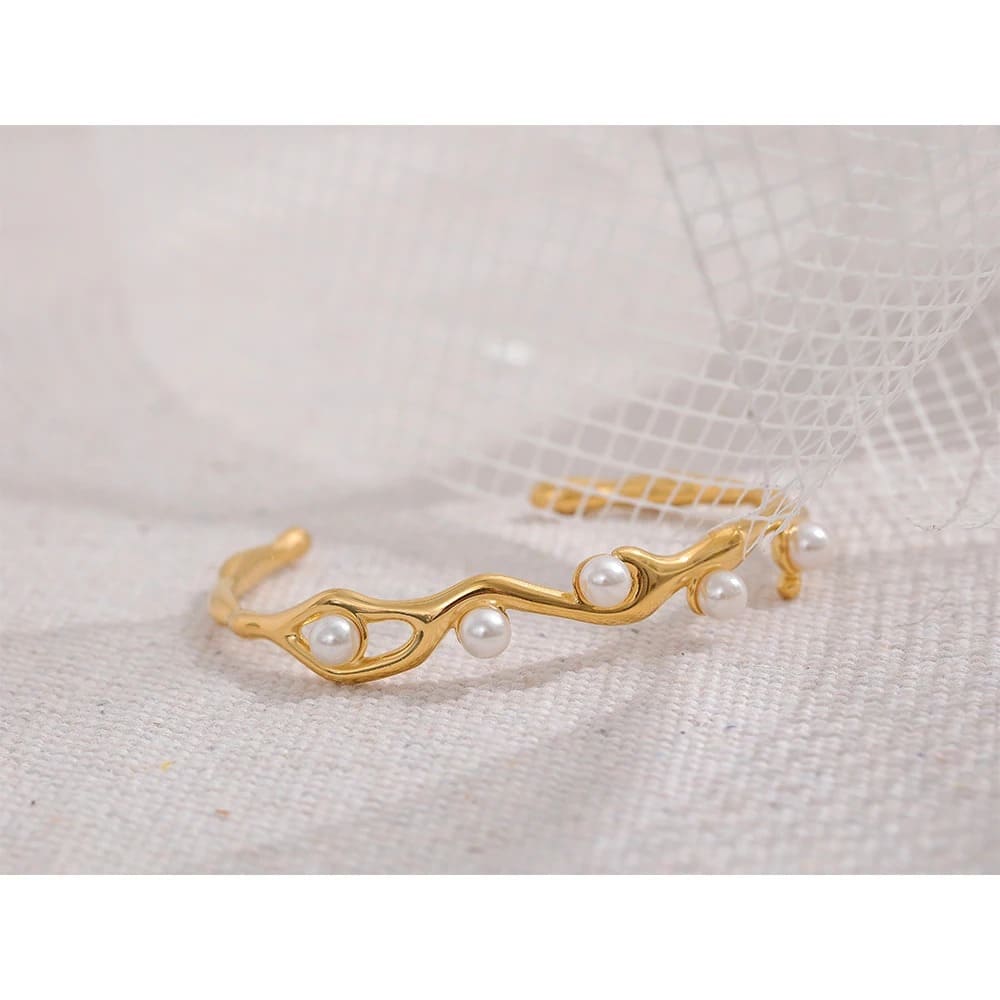 Pulseira Torção com Imitação de Pérolas e Acabamento Dourado.