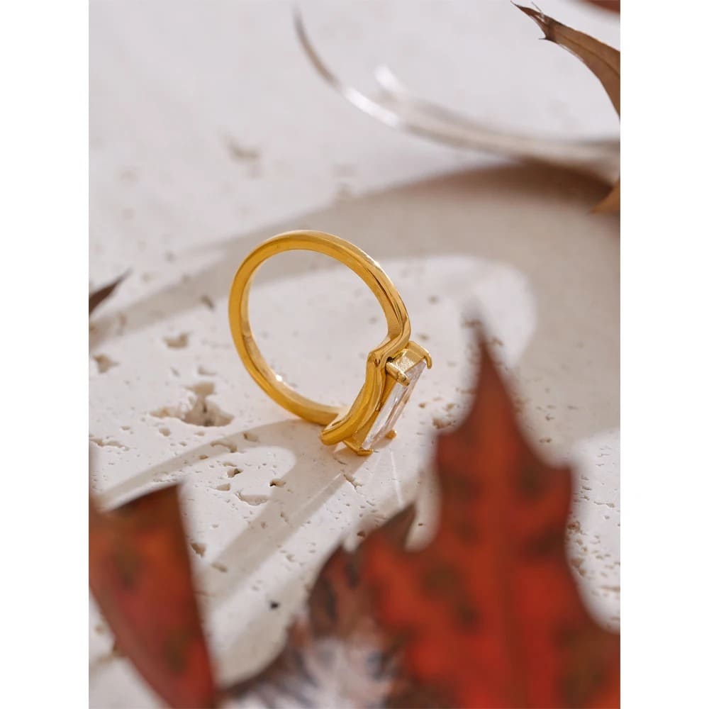 Anel Dourado com Zircônia Cúbica Retângulo