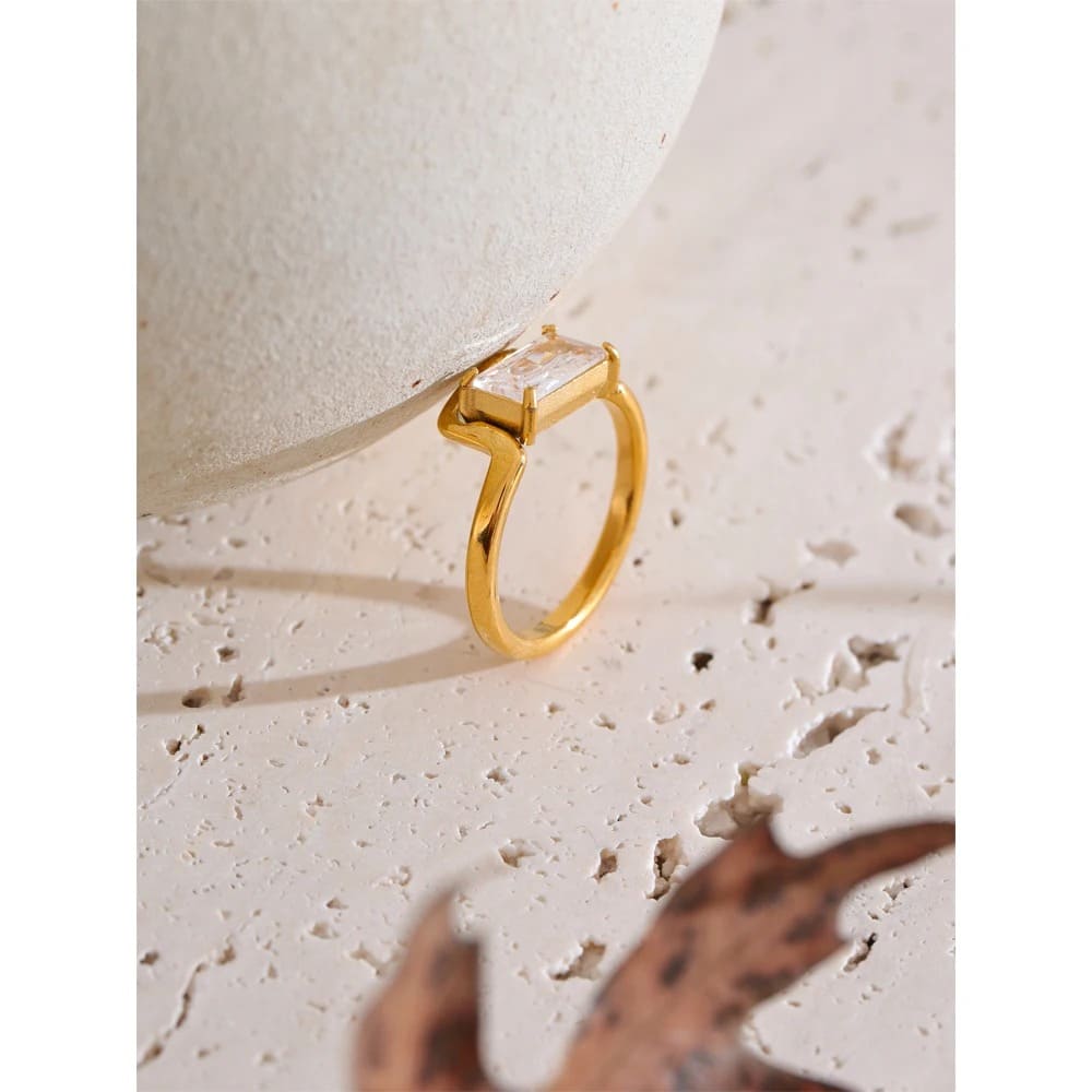 Anel Dourado com Zircônia Cúbica Retângulo