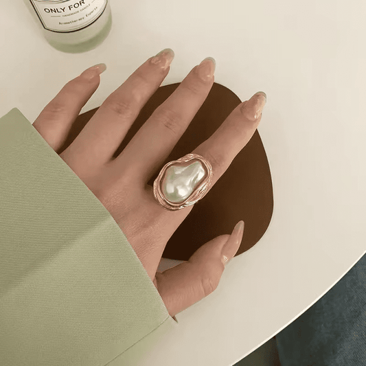 Anel Pérola Barrocas Simuladas, Anel Com Pedra, Anel, Aço Inoxidável, Acessórios Chiques, Acessório Moderno, Aço inoxidável Dourado, Acessório de Luxo, Acessórios, 
Acessórios de Gala, Acessórios de Luxo Feminino, 
Acessórios de Moda Femininos, Acessórios Versáteis e Modernos, Acessórios Impermeáveis, Acessórios Femininos Sofisticados, Acessórios Femininos Populares, Amor e Elegância, Anel Ajustável Feminino, Anel Banhado a Ouro PVD, Anel Colorblock Elegante, 
Anel Feminino 18