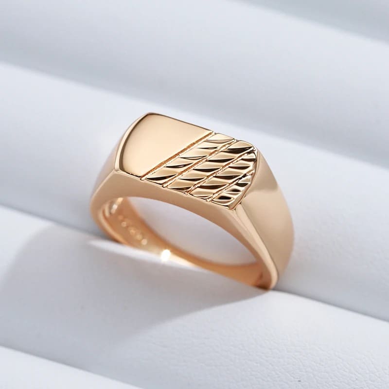 Anel ouro rosa 585  masculino

Anel quadrado minimalista ouro 14K

Joia fina para uso diário

Anel feminino brilhante alto padrão

Anel geométrico ouro rosa