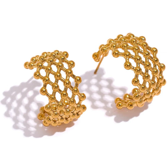 “Estes brincos femininos modernos são perfeitos para quem busca um acessório leve, elegante e resistente à água. Feitos em aço inoxidável e banhados a ouro 18k...”
