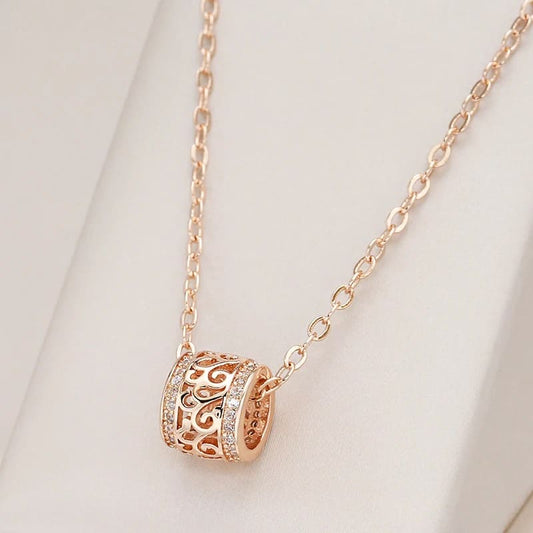 Accessorize – Colares temáticos e descolados.

Zara (Zara Jewelry) – Peças da moda por temporada.

Forever 21 – Joias jovens e baratas.

Maria Filó – Marcante por colares grandes e chamativos.

Chic Jewelry – Joias banhadas a ouro com preços acessíveis.