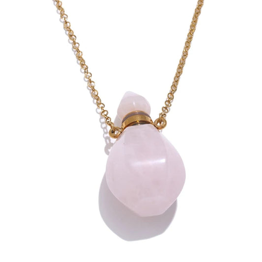 Colar Pingente de Garrafa com Pedra NaturalColar Feminino, Pingente Geométrico, Joias Minimalistas, Acessórios Elegantes, Estilo Moderno, Joias Delicadas, Moda Feminina, Presente para Ela, Colar Casual, Tendência Geométrica, Joias para Presentear, Design Sofisticado, Acessórios Femininos, Estilo Versátil, Colar Banhado a Ouro
Colar Feminino, Joias Femininas, Acessórios de Moda, Colares Elegantes, Pingente Delicado, Colar Casual, Colar Luxuoso, Tendência de Colares, Joias Versáteis, Presente para Mulheres, C