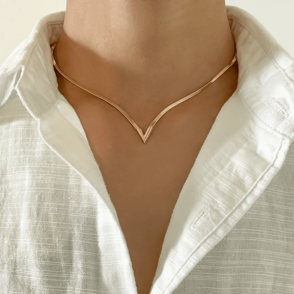 Colar Vintage em V, Colar Feminino, Pingente Geométrico, Joias Minimalistas, Acessórios Elegantes, Estilo Moderno, Joias Delicadas, Moda Feminina, Presente para Ela, Colar Casual, Tendência Geométrica, Joias para Presentear, Design Sofisticado, Acessórios Femininos, Estilo Versátil, Colar Banhado a Ouro, Colar Feminino, Joias Femininas, Acessórios de Moda, Colares Elegantes, Pingente Delicado, Colar Casual, Colar Luxuoso, Tendência de Colares, Joias Versáteis, Presente 