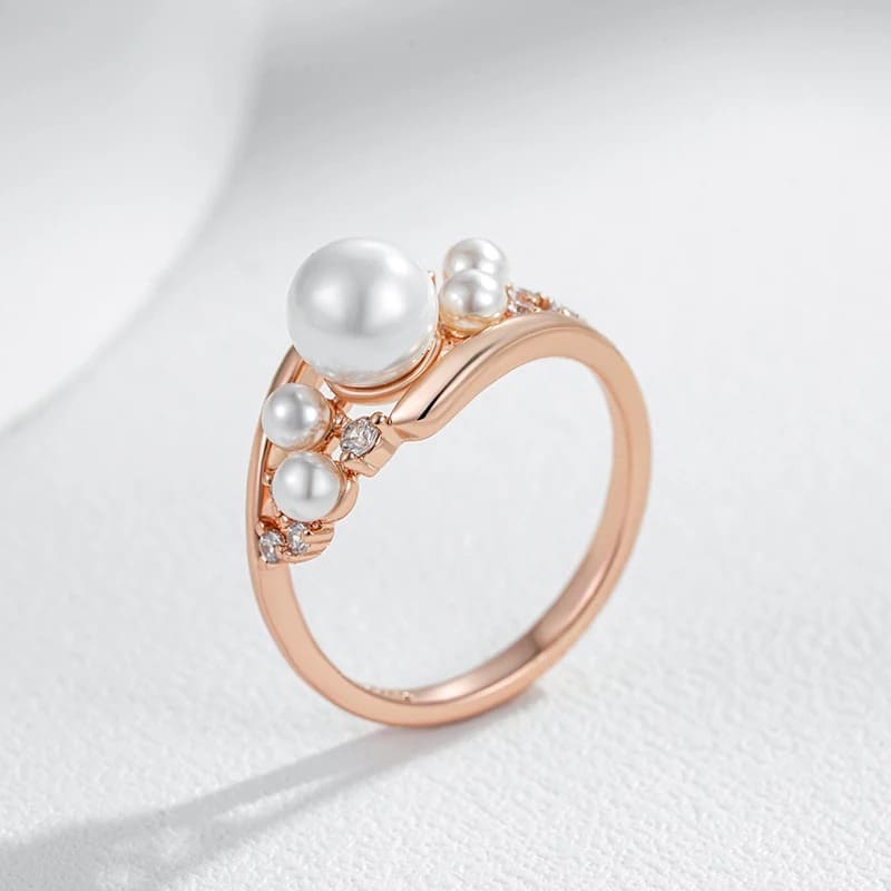 Anel de pérola vintage

Anel ouro rosa 585

Joias finas para mulheres

Anel com pérola e zircão

Acessórios de luxo feminino

Anel feminino elegante

Presente joias finas

Pérola natural em ouro