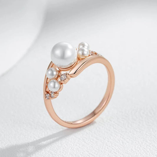 Anel de pérola vintage

Anel ouro rosa 585

Joias finas para mulheres

Anel com pérola e zircão

Acessórios de luxo feminino

Anel feminino elegante

Presente joias finas

Pérola natural em ouro