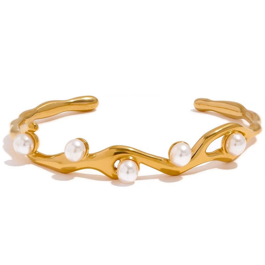 Pulseira Torção com Imitação de Pérolas e Acabamento Dourado, Pulseira de Pérolas Artesanal Elegância Atemporal, Pulseira Feminina, Joias Delicadas, Pulseira De Luxo, Acessórios Elegantes,  Presente Perfeito, Joias Para Casamento, Moda Minimalista, Pulseira Com Charme, Berloques, Luxo, Pulseiras, Prata, Semijoias, Colar, Femininos, Moda, Joias, Aneis, Tendencia, Pulseirismo, Fashion, Ouro, Pulseira, Love, Folheados, Bijuterias