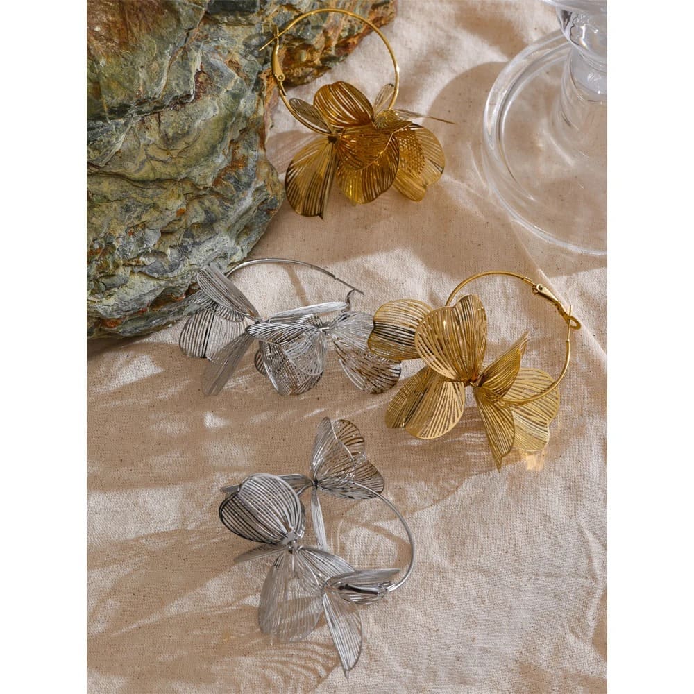 Brincos de Argola Grandes Flor de Metal – Design Exclusivo, Moda 2025