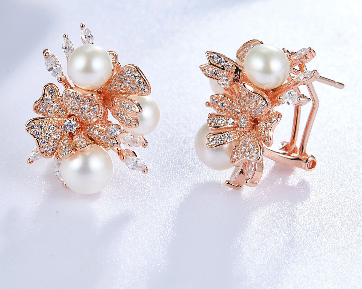 Brincos Flor em Pérola de Concha e Zircão