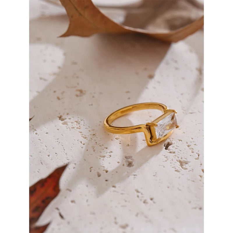 Anel Dourado com Zircônia Cúbica Retângulo