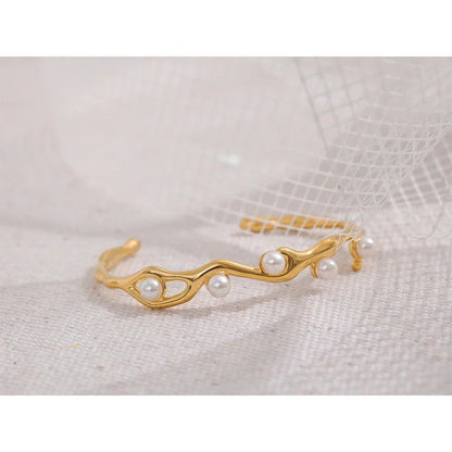 Pulseira Torção com Imitação de Pérolas e Acabamento Dourado.