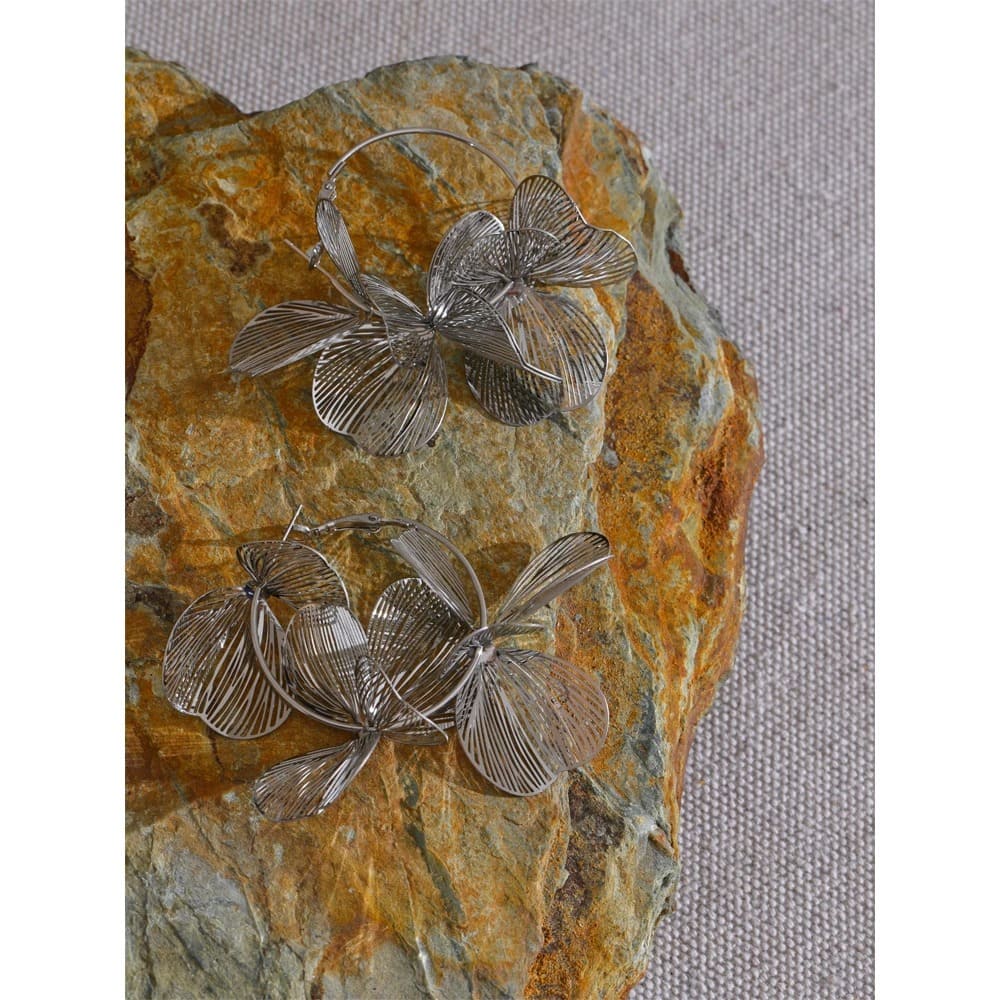 Brincos de Argola Grandes Flor de Metal – Design Exclusivo, Moda 2025