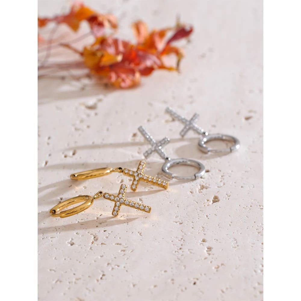 Brincos Feminino Cruz com Gota em Zircônia Cúbica.